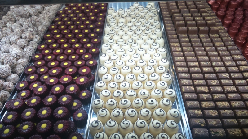 vitrine-LA VALETTE DU VAR-min_chocolates_milk_chocolate_white_chocolate_truffles_candy_food_treat_cacao-1213769